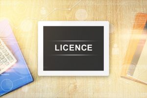 Que permet la licence commerciale aux Émirats ?